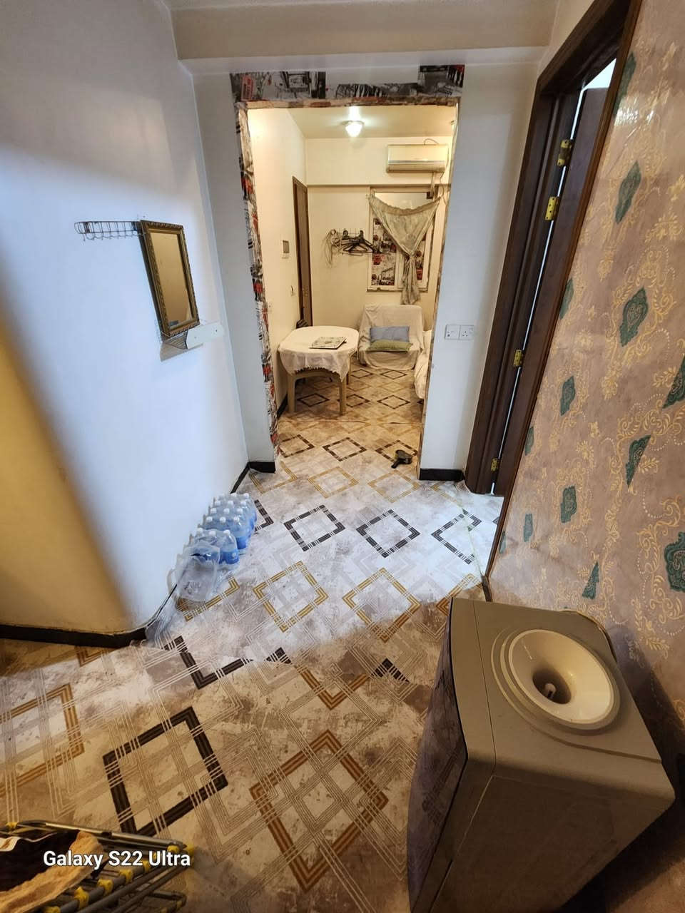 السلام عليكم ورحمة الله وبركاته 
 موجوده 
شقة موثثة للإيجار الطابق الثاني 
دقائق عن باب القبلة الإمام الحسين عليه السلام
ومن جانب الايمن للرايه والمكتبه المركزية الفرع الثالث
  بداية الفرع فندق لؤلؤة كربلاء
مقابل اللجان الصحيه

موثثة للمعيشه
و بدون دفع اي فواتير للماء والكهرباء
 تتكون الشقة من غرفتين نوم  وصاله ومطبخ وصحيات المساحه أقل من ١٠٠متر
 مفروشة متكاملة
 تحتوي  شقة ٣
أجهزة تدفئة وتبريد ممتاز

ومحطة لتصفيه ماء ارو صالح للشرب وبراد 
 ومكوى واستان
 وسخان أمريكي سريع للتسخين و اناره كاملة
و  افرشه كاملة عديدة للضيوف
 ومكوى  ومشره للملابس
و غسالة سامسوك اتماتيك حديثة كبيره
و ثلاجه
 و كاونتر مطبخ 
وقنينة غاز بلاستك وجميع لوازم المطبخ  
 تلفزيون بلازما وستلات عدة اقمار 
الحمام متكامل شرقي وغربي سراميك
أبواب صاج وشبابيك  bvc
الشقة مصبوغة بلاستك تركي معزوله لصوت والحرارة
للحجز والاستفسار 
الإتصال  وتساب
فقط على الأرقام

 ***********

***********
