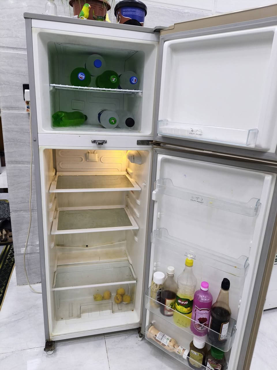 السلام عليكم ثلاجه للبيع نضيفه كلش سعره 175 تواصل على الرقم ***********
