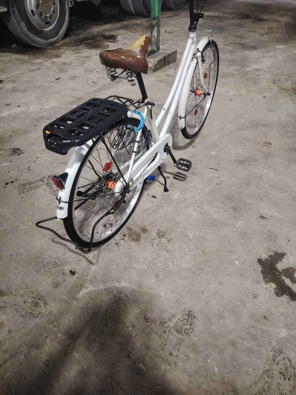 بايسكل بناتي حجم 26 أبيض السعر 115 الف ***********
