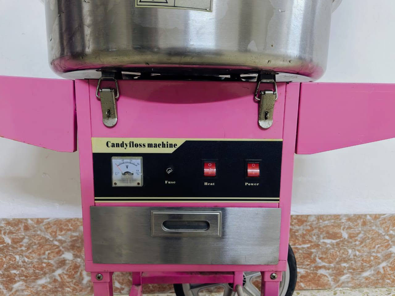 السلام وعليكم
ماكينة شعر بنات Candytloss machine(غزل البنات) متحركة مع غطاء شفاف للبيع 🍭

التفاصيل:

الحالة: نظيفة جداً وخالية من أي نواقص (شغالة بشرط الفحص).

تحتوي على عربانة بعجلات سهلة الحركة والنقل.

حوض استيل مقاوم للصدأ.

غطاء آكريليك شفاف لحماية الغزل من الأتربة والهواء أثناء العمل.

تحتوي على درج لتخزين السكر والفلوس وساعات قياس الفولتية. 

للأستفسار 📱

***********.
عنوان 📍 
ناحية زمار 📍
