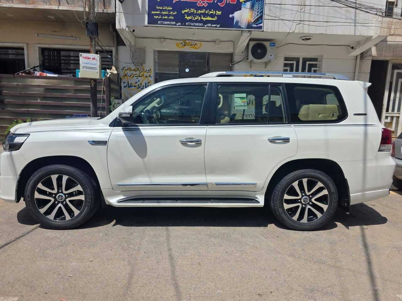 السلام عليكم  لاندكروز ساز موديل١٩ مكفولة كفالة عامة  باب السايق دبل كود تخم تاير جديد تبريد للاستفسار ***********

