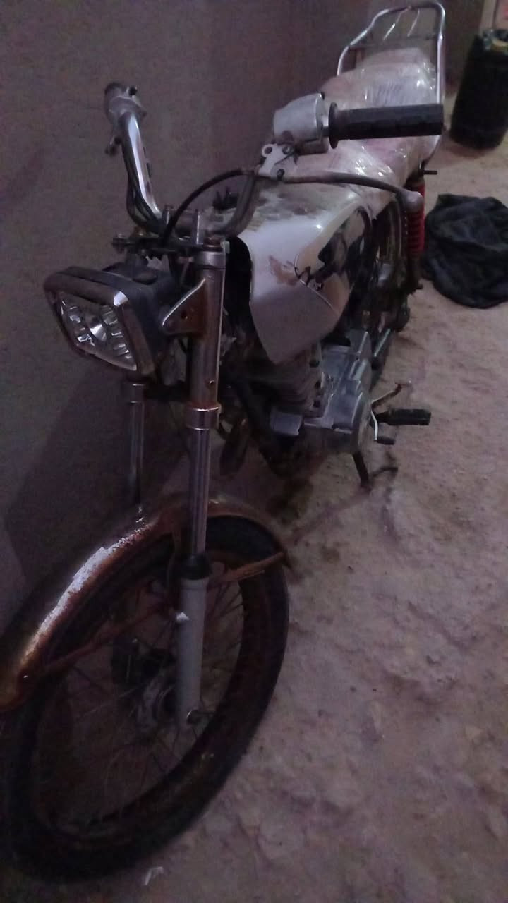 دراجه ارشه البيع كلك درجه نضيفه مل شغل 
كهريايته شغاله تيرات نضاف شاصي نضيف
مكانه رميثه ابوصريفه  سعر  225وبيه مجال 
***********
