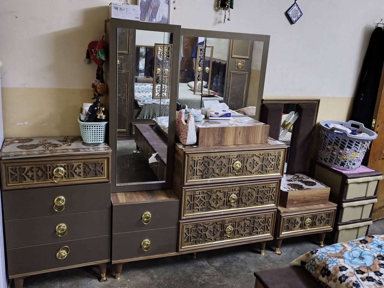 غرفه البيع عشر قطع ٨٠٠ وبيه مجال قليل‏‪***********‬‏
