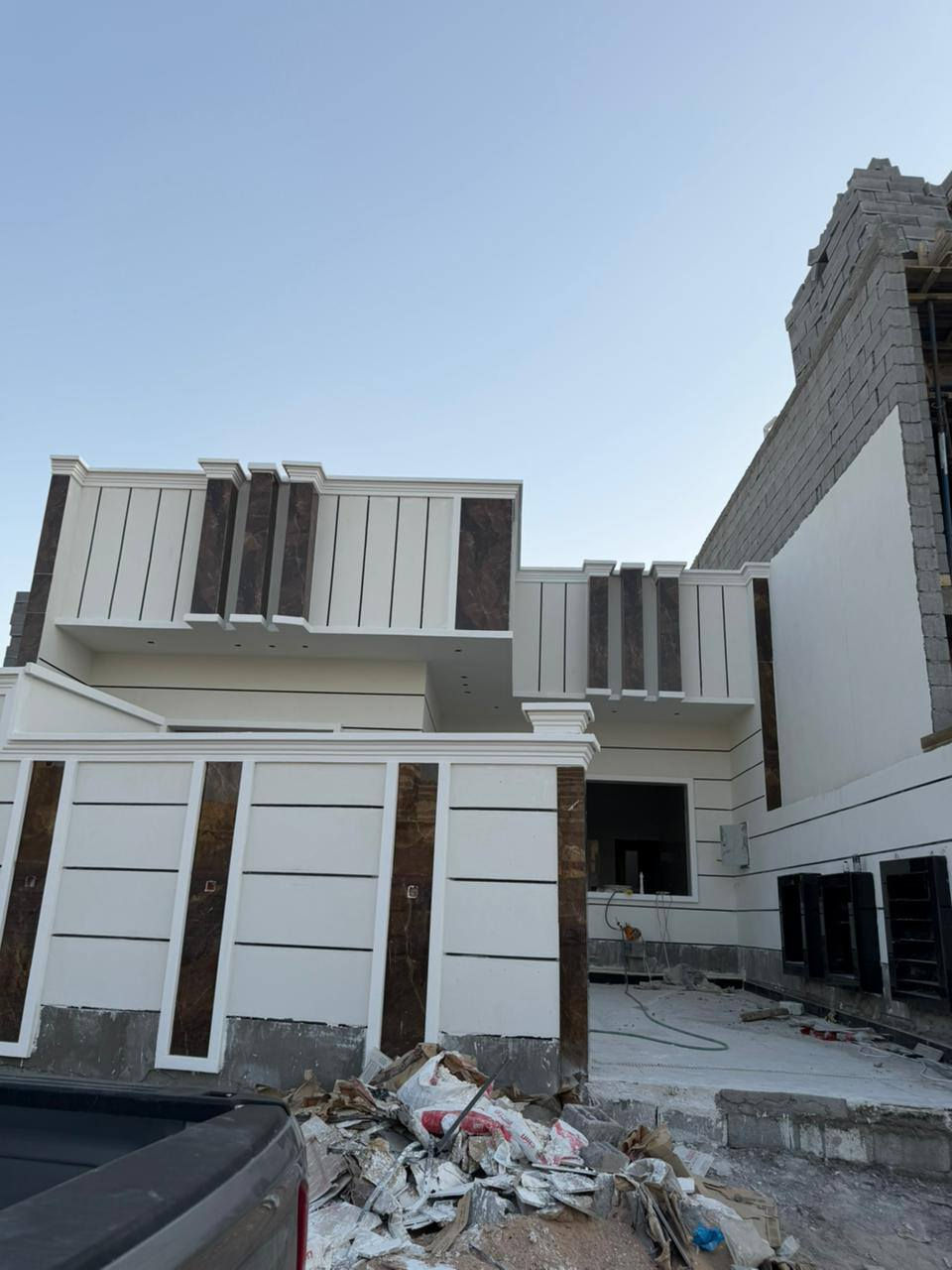 السلام عليكم ورحمه الله وبركاته
يوجد لدينا منزل🏠🏠 مساحه المنزل 200متر الأرض طابو زراعي بسم عراقي 🟦🟦🟦 السعر 140 
العنوان البصرة أبو الخصيب البهادريه 🟨🟨🟨
للاستفسار الاتصال برقم ***********
