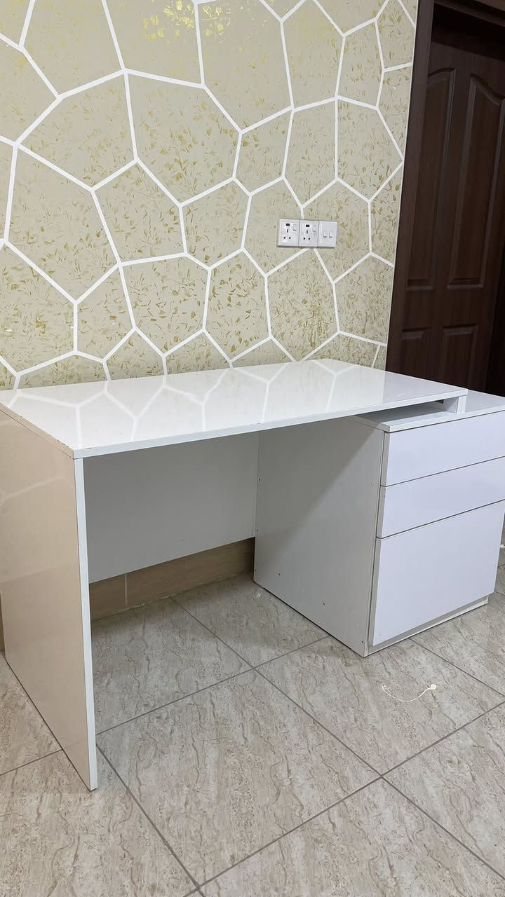 ميز مكتبي للبيع بحاله ممتازه  ب 80 وبيها مجال
طولها 1.5 متر 

عمقها 60cm 

ارتفاعها 80cm

مكاني كركوك


**إذا كنت صاحب هذا الإعلان وتريد حذفه لأي سبب، رجاءا أرسل رسالة إلى الدعم الفني**