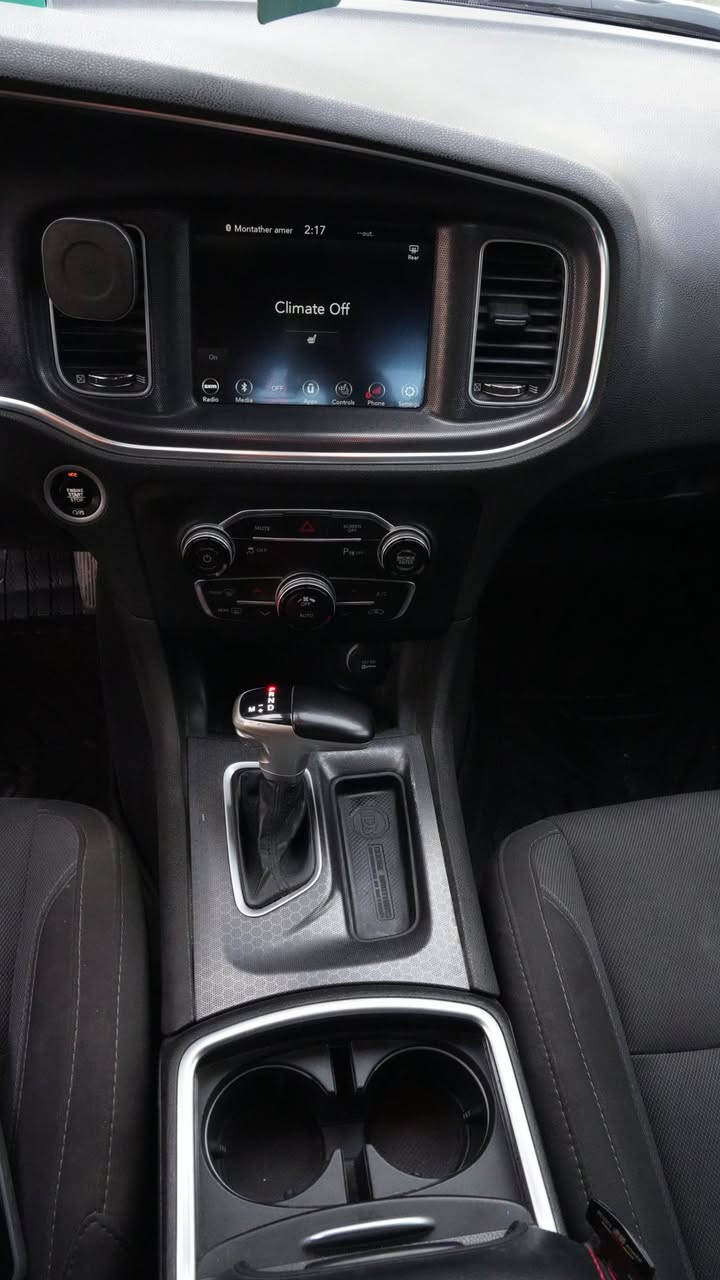 السلام عليكم
جارجر sxt مودل ٢٠١٨ محرك ٣٦٠٠
المواصفات 
كفالة عامة عدا طخة زغيرة بالباب الخلفي باقية ع وضعها موجودة بالصور  
كير مكينة حدادية بدي كلة مكفول 
فتحة قمارة 
شاشة كبيرة 
عداد ٢٦٠ 
كشنات تدفئه حضن
تشغل عن بعد 
نقطة عمياء 
بصمات عدد ٢
سستم صوت الباين 
دمام
ماشية 96 ميل
ويل ١٨ 
تايرات جديدة 
حدادية جديدة فلنجات جديدة 
برغي مناقصة السيارة  
مكان السيارة نجف 
السعر ٢٣٥$


**إذا كنت صاحب هذا الإعلان وتريد حذفه لأي سبب، رجاءا أرسل رسالة إلى الدعم الفني**