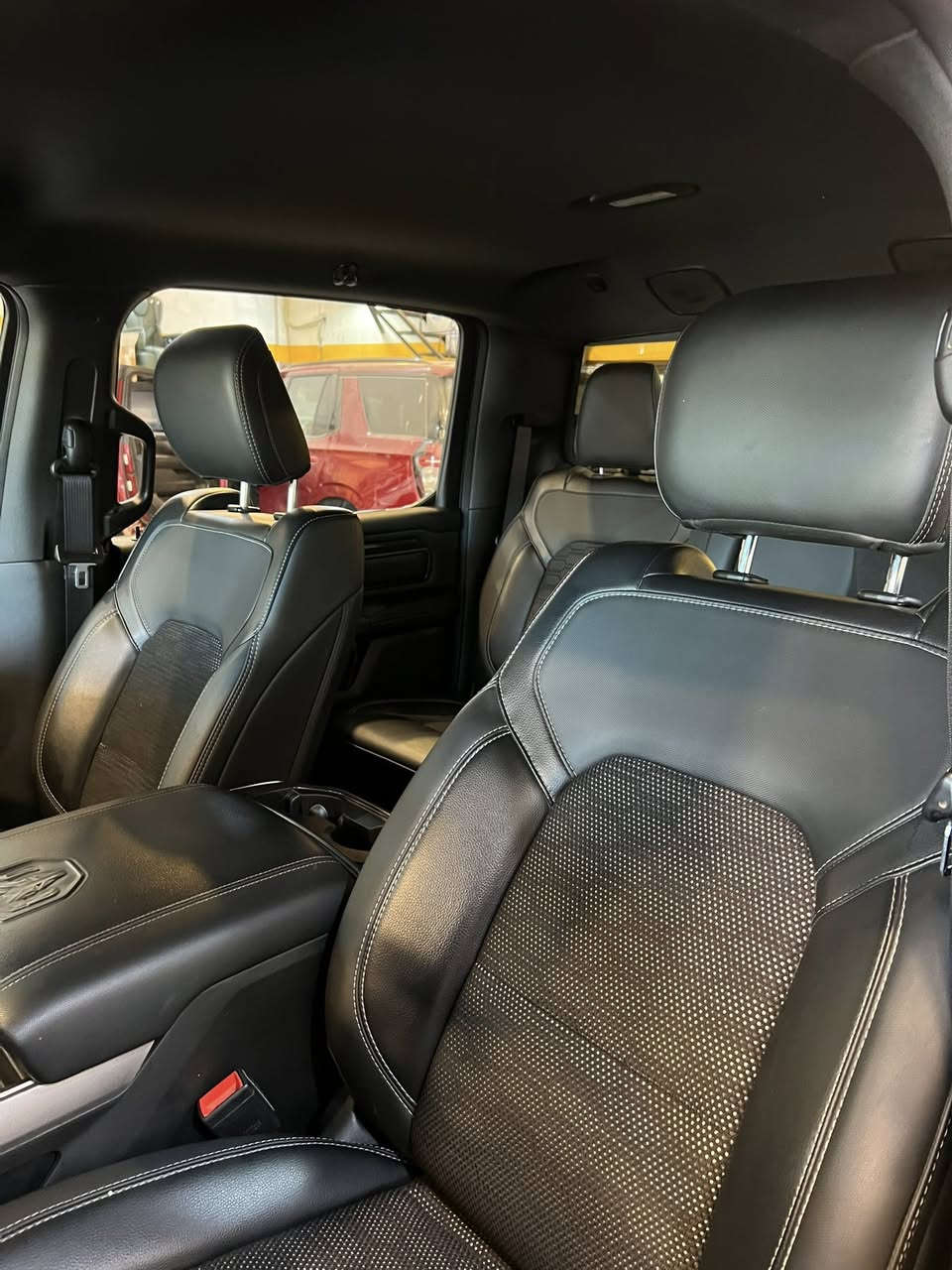 � دوج رام سبورت 2022
• المحرك: HEMI V8 سعة 5.7 لتر
• القوة: 395 حصان
• العزم: 556 نيوتن متر
• ناقل الحركة: أوتوماتيك 8 سرعات
• نظام الدفع: دبل أو دفع خلفي
• شاشة كبيرة Uconnect مع Apple CarPlay و Android Auto
• تشغيل بصمة + ريموت ستارت
• رنكات رياضية 20 إنج
• كاميرا خلفية
• رادار أمامي وخلفي + حساسات توقف
• مقاعد جلد رياضية
•سياره كلين تايتل بيها طخه بسيطه بارد بعدني ما مسويها 
/سعر 385 وبيها مجال
الاتصال: ***********
***********
