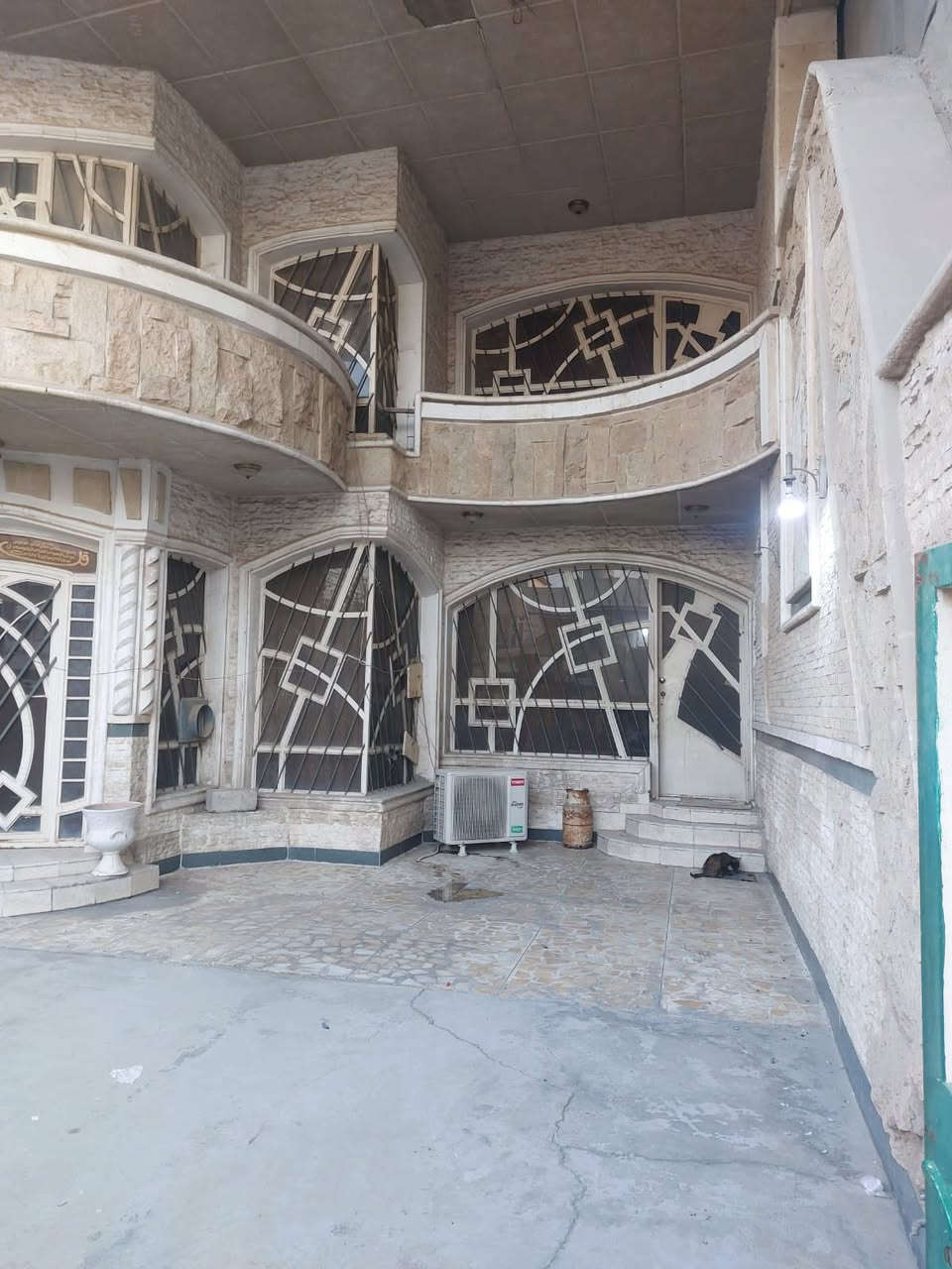 بيت بالعامريه حي الحسين قرب شارع المطار
مساحة ٣٠٠م واجهه ١٥ نزال ٢٠
سعرة مليار وقابل للتفاوض
مجاور مجمع تجاري ع شارع عريض
للاستفسار #ميس_الامير
***********
