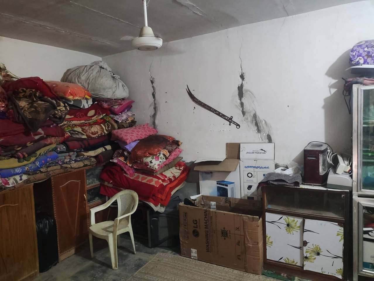 بيت تجاوز للبيع اطيت ضمان تكعد بعد 5 سنوات ما علي شي بيت دوانية بشارع سالم وين الكاعد بل الايجار هاذة يفيدة بيت 100 متر وذا شراي علق واني اراسلك وهاذة رقمي بي واتساب ***********
