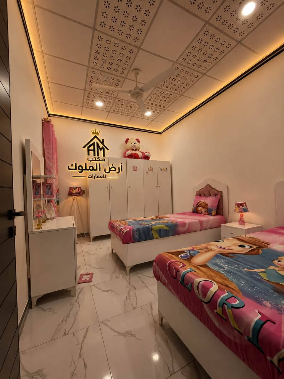 🏡 بيت للبيع – حي البكر | ركن | واجهة 11 متر
📍 الموقع: حي البكر
📐 المساحة: 102 م²
🏠 الواجهة: 11 متر (ركن)
📄 السند: طابو زهور – شرط تحويل

مواصفات البيت:

🔹 الطابق الأرضي:

* كراج
* استقبال
* مطبخ
* غرفتا نوم
* صحيات
* مناور

🔹 الطابق الثاني:

* مطبخ ثاني
* ثلاث غرف نوم
* صحيات
* بيتونة
* سطح

✨ من مميزات البيت وجود مطبخين، مما يوفر راحة أكبر للعائلة واستغلالاً عملياً للمساحة.

📞 للاستفسار:

* *********** (آسياسيل)
* *********** (كورك)

📍 عنوان المكتب:
حي البكر – سايدين كنيسة تايتنك
عقارات أرض الملوك
