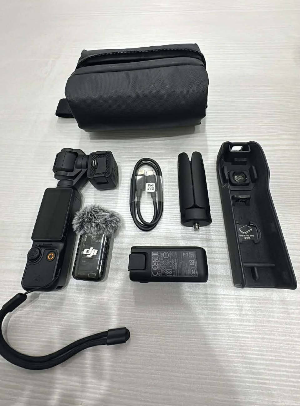 ازومو بوكت 3
من شركة عالمية DJI 
قطعة حيل نظيفة و استخدام جم مره يعني اخت الجديدة 
 🎥 تصور 4K بدقة قوية وتفاصيل تخبل
🌙 أداءها بالليل ممتاز، حتى بالإضاءة الضعيفة تطلع الصورة نظيفة
🌀 بيها جيمبل مدمج 3 محاور يعني الفيديو ثابت حتى لو تمشي أو تركض
🎤 بيها مايكات احترافية والصوت واضح بدون وجع راس
📱 شاشتها تدور بسرعة حتى تصور أفقي وعمودي للريلز والتيك توك
تصور فلوق
محتوى سوشال ميديا
أعراس ومناسبات
أو حتى تسوي محتوى احترافي وانت مسافر
هاي الكامرة تسهّل عليك كلشي 👌
الميزة الحلوة؟
تفتحها وتشتغل فوراً… ماكو تعقيد، ماكو وزن ثقيل، بس إبداع ✨
يجي ويا نك مايك و + قاعدة شحن+ ترا بود


**إذا كنت صاحب هذا الإعلان وتريد حذفه لأي سبب، رجاءا أرسل رسالة إلى الدعم الفني**