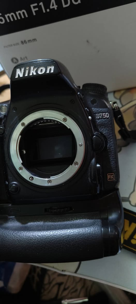 #معدات_تصوير_حترافيه 
كامره نيكون 750فول فريم 
كامل ملحقات
.... 
عدسه 85mنضافه 95%
..... 
كامره كانون 650D
وعدسه 135-18
كامل ملحقات
...... 
فلاش جلسات VISICO2
معه سوفت بوكس
وستان 
..... 
اي ستفسار خاص.. #مكان_ناصريه_قضاء_الرفاعي
***********
