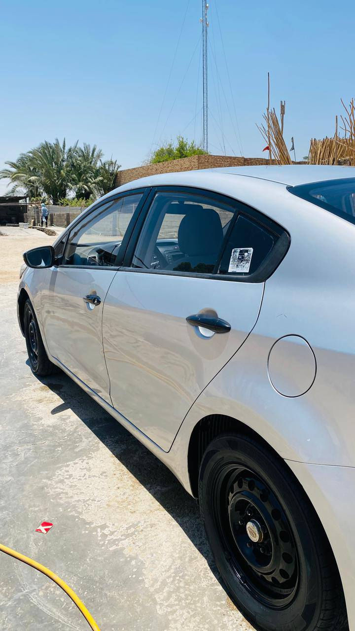 السلام عليكم
سيراتو موديل 2016 خليجي 
رقم مثنى انكليزي باسمي
جاهزة كير ومكينة وتبريد وتخم تاير فقط حدادية 
بيه رشات صبغ بدون اي ضربة عابرة
 والسونار موجود وي الصور
السعر 93 وبيه مجال بسيط للشراي
مكانهة محافظة المثنى قضاء الرميثة
للاستفسار الاتصال على الرقم ***********
