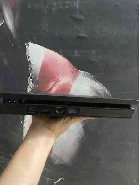 بلي فور سلم نص تيرا 
ما مفتوح ويا 3 جوستكات 
و قرص God of war4
و اصدارة قابل للتهكير بس ماكو مجال يعني تكدر تاخذة تروح تهكرة
المكان بغداد الزعفرانية 
السعر 250
*********** Colombo
