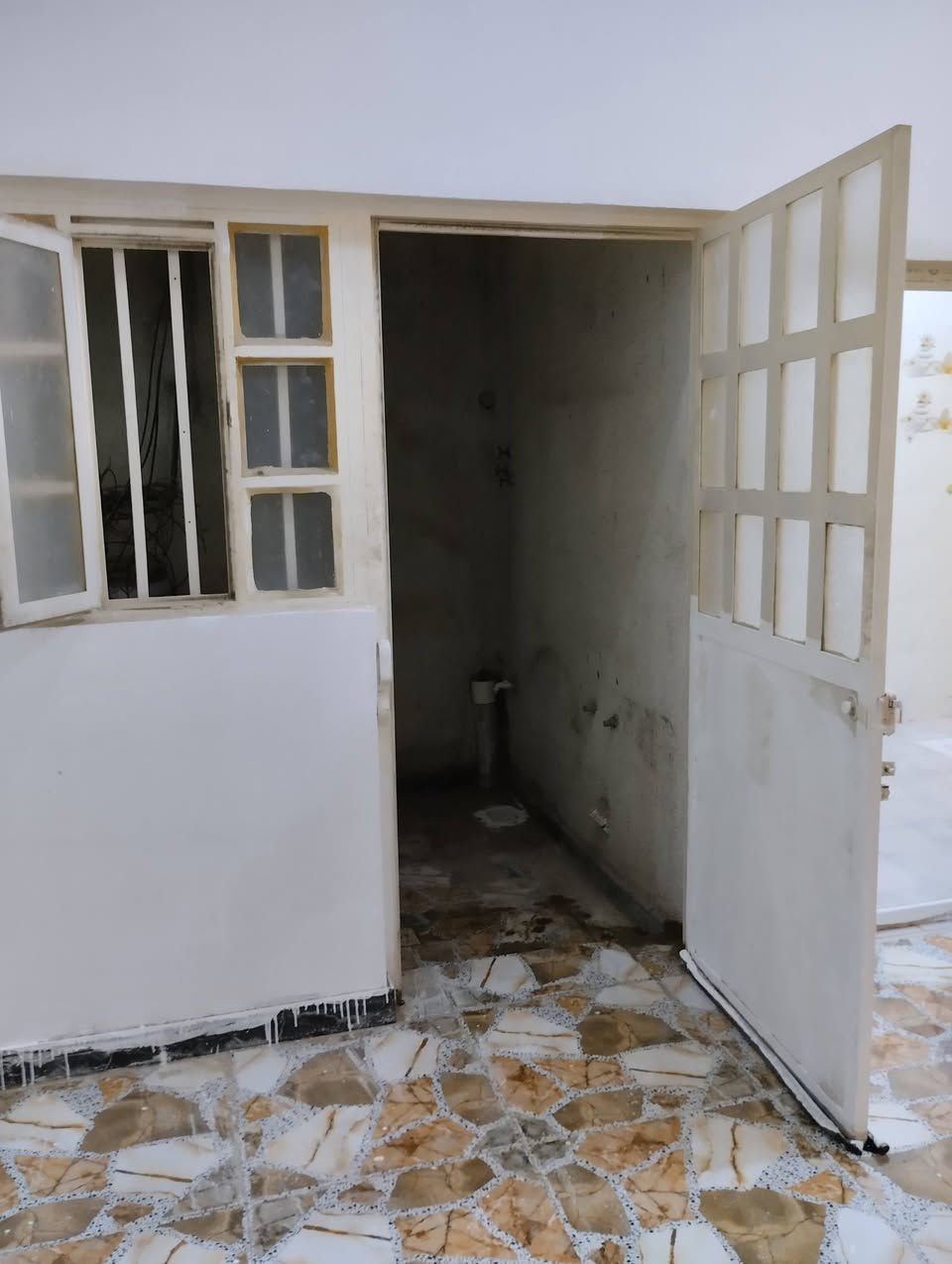 بيت للأيجار في مناوي لجم بناء حديث خلف المول يحتوي على غرفتين وهول ومطبخ حمام ومنور التواصل ***********6
