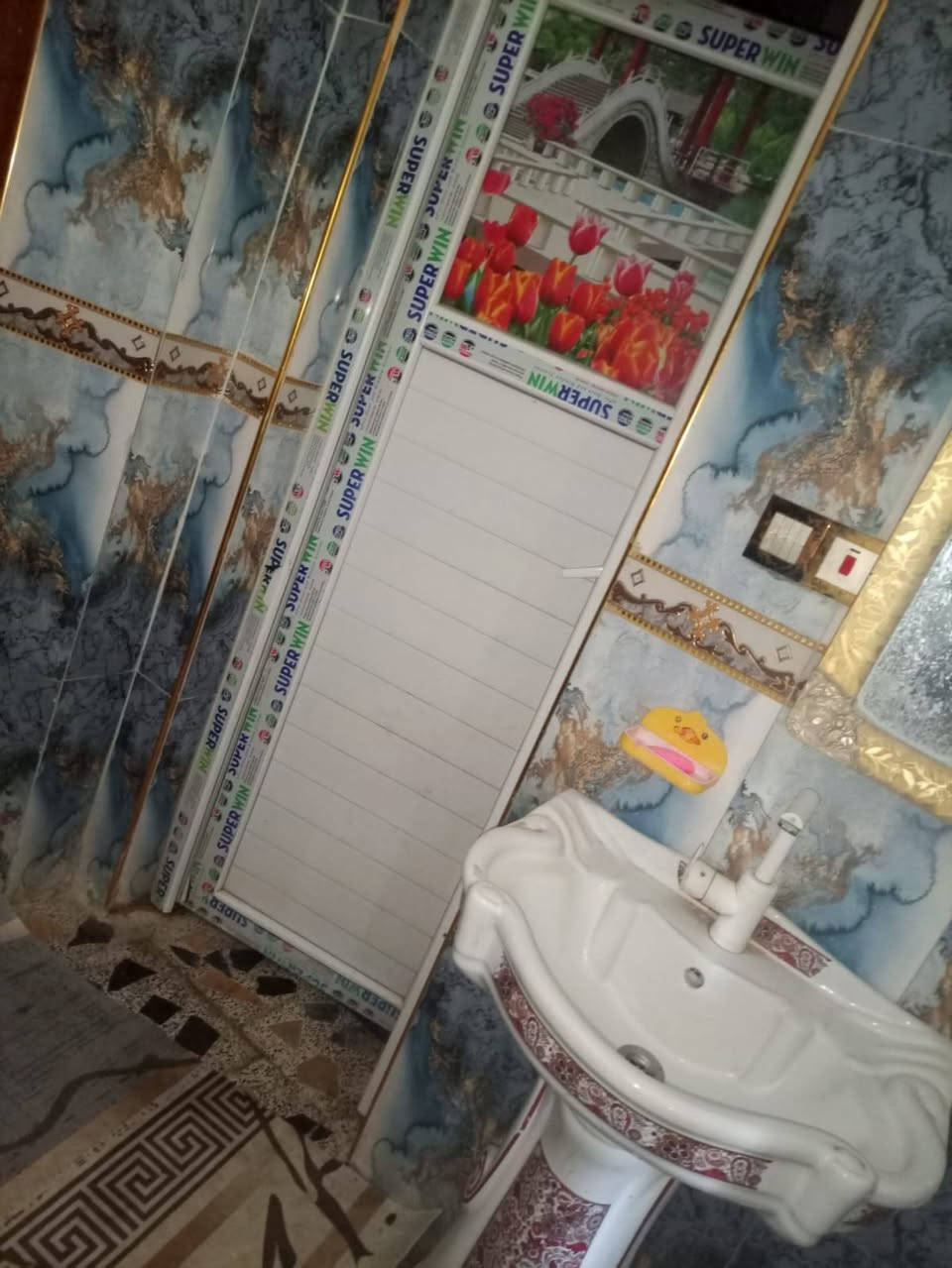 بيت للبيع بل جمعيات نهاية شارع 20بيت 100متر مربع قاطين ركن على الشارعين يحتوي القاط الاول على ستقبال وغرفه وصاله ومطبخ +مطبخ حراري و صحيات ومنور وطابق الثاني يحتوي ع غرفه ول سطح ايزوگام استفسار اتصال ع رقم ***********
