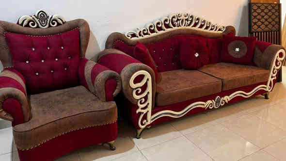 تخم تركي للبيع جديد لوك 6 قطع 4كراسي اصغار وثنين اكبار السعر 650 وبي مجال 
للاستفسار 
***********
