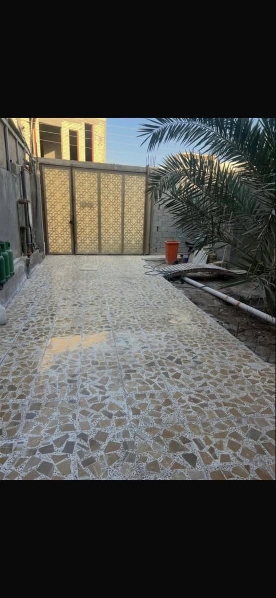 بيت مكان مميز جدا قريب على مركز المدينه مقابل حسينيه داوود العاشور يبعد 40 متر على الشارع السايدين طابو صرف عراقي تحويل باسم المشتري في الطابو ( يعني اصولي )عراقي 
المساحه 384 متر 
مساحه البناء 460 متر طابقين بناء طابوق كل طابق 230 متر 
صب رفت كونكريت ، صب جسر كونكريت متر في أربعين
البناء طابوق درجه اولى وصب جسور رباط وجسور ساقطه بإشراف مهندسين 
ديوانيه 7*4 عدد 1
صاله 8*6 عدد 2
غرفه 5.5*4 عدد 2
غرفه 6.25* 4 عدد 2
غرفه 7*4 عدد 1
غرفه 5.5*4 عدد 1
مطبخ بارد 5.5*3.5 
مطبخ حار 6*3 
موزع عدد 2
لوندري غسالات ومكوى 6*2،5
مخزن 6*2
حمامات عدد 5
تواليت عدد 4
مناور عدد 2
بلكونه خارجيه مطله على الحديقه الخلفيه 
السطح شتايكر درجه اولى 
كراج 14 متر * 4  سعه سيارتين 
حديقه اماميه وحديقه خلفيه 
أقفاص دواجن 3*2 عدد 2 في الحديقه الخلفيه 
بعد هواي شغلات مثل بيت 🐕 للحراسه ومكان مخصص للكيزر والعدد اليدويه 
البيت كله شغل درجه اولى
للاتصال / *********** وبي واتساب
