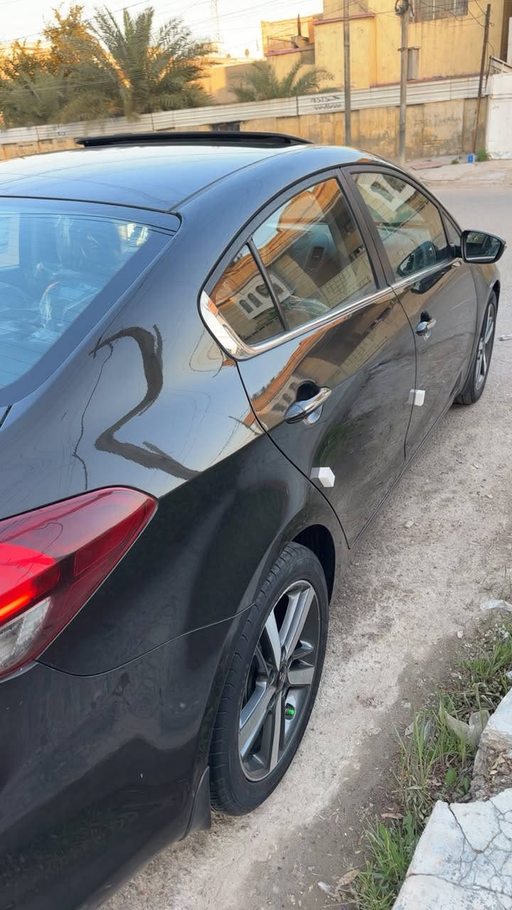 سلام عليكم سيراتو خليجي موديل 2017 سياره جديده لوك فول مواصفات 1عله 1محرك 200دوش كفاله رقم اربيل هزه جديده كامله بسمي شرط تحويل كفاله من صبغ عده جماملغ المامي ثر طخه بصيطه /***********مكان سياره بغداد
