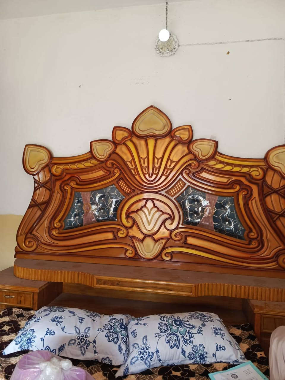 بسم الله وعلى بركة الله 
غرفة اخشاب صاج درجه اولى جديدة مستعمله قليل 
العنوان بلدروز الشارع العام مقابل دائرة كهرباء بلدروز 
رقم الموبايل ***********
