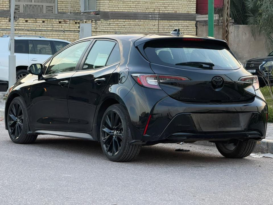 تويوتا كورولا هاتشباك SE – Top Black
المواصفات
 1.محرك بنزين رباعي الأسطوانات عالي الكفاءة
 2.ناقل حركة أوتوماتيكي CVT
 3.كير عشر نمر مع تحكم أوتو + عادي
 4.أوضاع قيادة: عادي / سبورت / ECO
 5.نظام Auto Hold
 6.نظام مانع الانزلاق TRC
 7.نظام الثبات الإلكتروني VSC
 8.نظام مانع الاصطدام الأمامي PCS
 9.نظام محدد المسار والتحذير LKA / LDA
 10.مثبت سرعة Cruise Control
 11.شاشة لمس تدعم Apple CarPlay
 12.نظام اتصال Bluetooth / USB
 13.كاميرا خلفية
 14.نظام مراقبة ضغط الإطارات TPMS
 15.وسائد هوائية متعددة
 16.مصابيح LED أمامية وخلفية
 17.جنوط ألمنيوم رياضية
 18.تشغيل ذكي وزر تشغيل
 19.تكييف أوتوماتيكي عالي الكفاءة
 20.تصميم داخلي وخارجي أسود بالكامل (Top Black)

معلومات السيارة
 •الفئة: SE
 •العداد: 10 نمر
 •اللون: أسود
 •الرقم: شمالي
 •الموقع: البصرة
 •الحالة: ممتازة وخالية من العيوب
 •حادث بسيط في أمريكا (قطعة واحدة)
 •مشمولة بإدامة عامة للمحرك
 •السعر: 140 ورقة
للاستفسار والشراء التواصل واتساب فقط
***********
