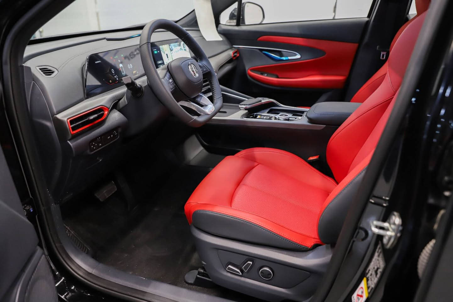 Changan unt 2022
نرخ   125$
***********

فول فول مواسەفات

بەناوی شەریکەوەیە  قیستی تێداماوە لە ئێستەدا تەحویل ناکرێت سەنەی  تا 2027 مانگی 8 تازەیە

تەنها  ٤٦ هەزار ڕۆشتووە  

ئەمەش مواسەفاتەکانی  

Changan UNI- (مۆدێلی 2022)

1.5 لیتر Turbo (Blue Whale)

4 سیلێندەر

177 ئەسپ (HP)

300 نیوتن.متر تورک

گێربۆک 7 سەرعەتی DCT ئۆتۆماتیک

پێش‌کێشان (FWD)

0–100 کم/کاتژمێر: نزیکەی 8–9 چرکە

🔹 سووتاو

بنزین

خەرجی ناوەندی: 6.5–7 لیتر بۆ هەر 100 کم

تانکی سووتاو: 55 لیتر

🔹 قەبارە و قورسایی

درێژی: 4515 ملم

پانی: 1870 ملم

بەرزی: 1565 ملم

Wheelbase: 2710 ملم

قورسایی نزیکەی: 1.5 تەنان

🔹 ناوەوە و تەکنەلۆجیا

دوو شاشەی دیجیتاڵ (Cluster + 10.3” Touch)

Apple CarPlay / Android Auto (لە هەندێ بازاردا)

کامێرای 360°

سانروف (لە فول ئۆپشن)

Push Start + Smart Key

شارژەری وایەرلێس

6–8 سپیکەر

🔹 سیستەمی ئاسایش

6 Airbags

ABS / EBD / ESP

Hill Start Assist

Lane Departure Warning

Blind Spot Monitor

Adaptive Cruise Control (لە فول)

🔹 تایەر و ڕیم

19 ئینچ ڕیم (وەک لە وێنەکەدا دیارە)

تایەر سپۆرت
