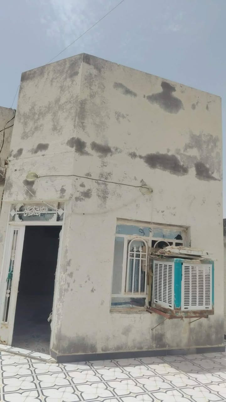 دار سكن للبيع منطقة ال معالي.زراعي  خلف الجسر مساحه ٤٠٠م عكاده ٣ غرف نوم وصاله ١٣ م استقبال ٩م مطبخ وصحيات داخليه وخارجيه وطارمه السعر٣٣ وبي مجال استفسار اتصال*********** أو واتساب
