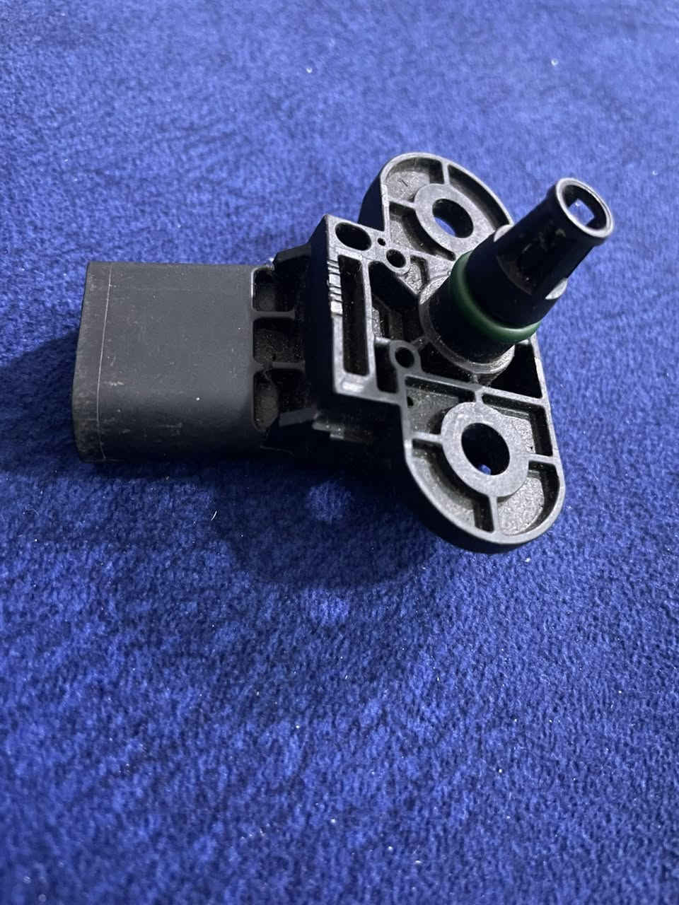 � حساس إيرفلو (MAF) أصلي BOSCH للبيع
📌 رقم القطعة:

 • BOSCH 0 261 230 235

 • VW 3R0 03C 906 051F

🚗 يركب على سيارات فولكس فاغن / سكودا 

مثل:

 • Golf – Jetta – Passat – Tiguan

 • Octavia – Superb -

⚙️ محركات بنزين:

1.4 / 1.6 / 2.0 (حسب الموديل)

✅ أصلي

✅ Made in Mexico

⚠️ يفضل المطابقة على رقم القطعة قبل الشراء

***********
