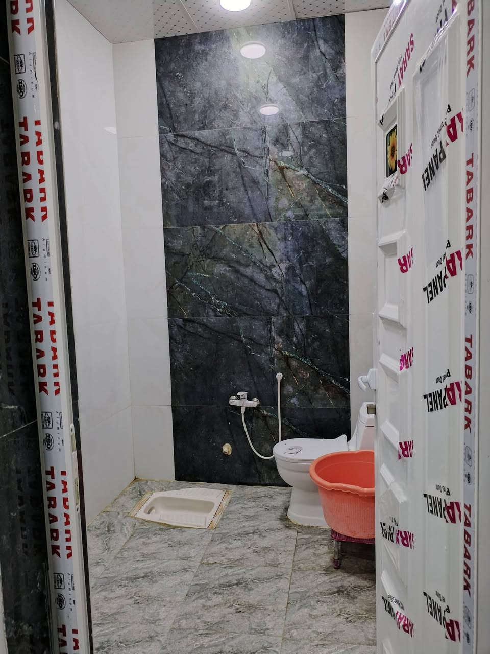 بيت البيع زراعي خنيطله شارع الكراج   مساحة ٢٠٠ متر غرفتين غرفه نظام سويت +صاله كبيره صحيات دخلي وخارجي أستقبل كبير الاستفسار (***********)
