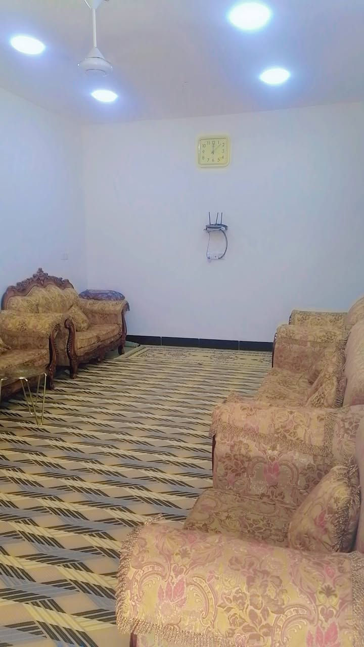 السلام عليكم
دار للبيــــــــــع قرب الجسر الفرنسي طابو زراعي سند ٢٥ ,
المساحة  400 متر/ مساحة الدار 200 متر ، الحديقة 200 متر ، طابق واحد يحتوي على غرفتين نوم واستقبال وهول ومطبخ ، صالة وصحيات داخلية وخارجية 
*التواصل الاتصال على الرقم  ***********
