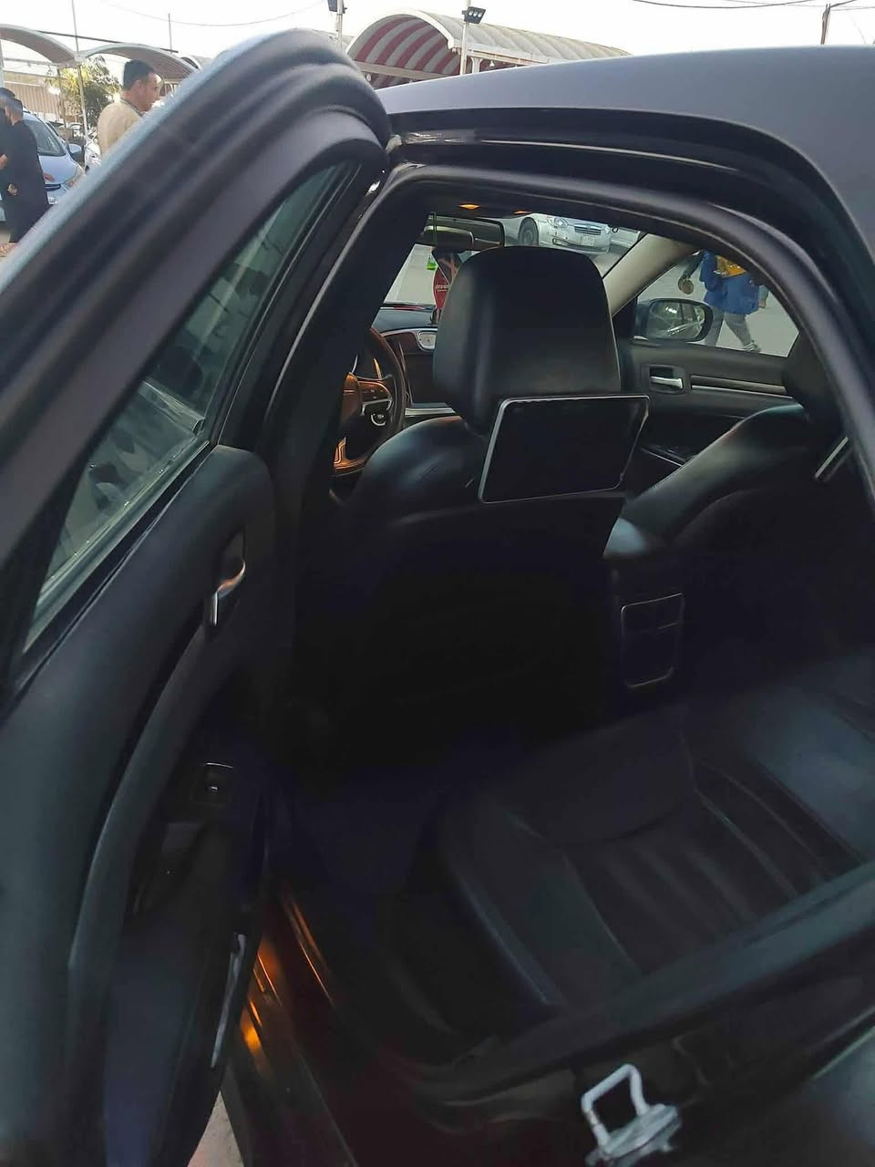 أوباما 2015 

الــمــواصــفـــات  فول ماعدا الفتحه 
         

رقم نجف انكليزي 
محرك  6سلندر
 تشغيل عن بعد 

استيرن تدفئة
كشنات جلد 
كاميرا خلفية 
دمام خلفي 
كشنات تدفئه
شاشه كبيره لمس
شاشتين خلفيات 
مشغلات صوتيه ومرئية 
تحكم استيرن جهتين 
كشنات حضن 
مانع انزلاق 
هيترات مري 
حساسات خلفية
گير ماوس 
مكان السيارة النجف           
السياره حادثها جاملغ وباب السايق أمريكا 
داخل العراق فقط الجاملغ الأيمن بي رشة صبغ أثر شخطات
الباقي كله مكفول لا شواصي ولا داخل ولا لغود 
‏السيارة بأسمي
السعرً ١٨٠وبيها مجال

‏والاستفسار على الرقم***********
ترهمً مراوس
