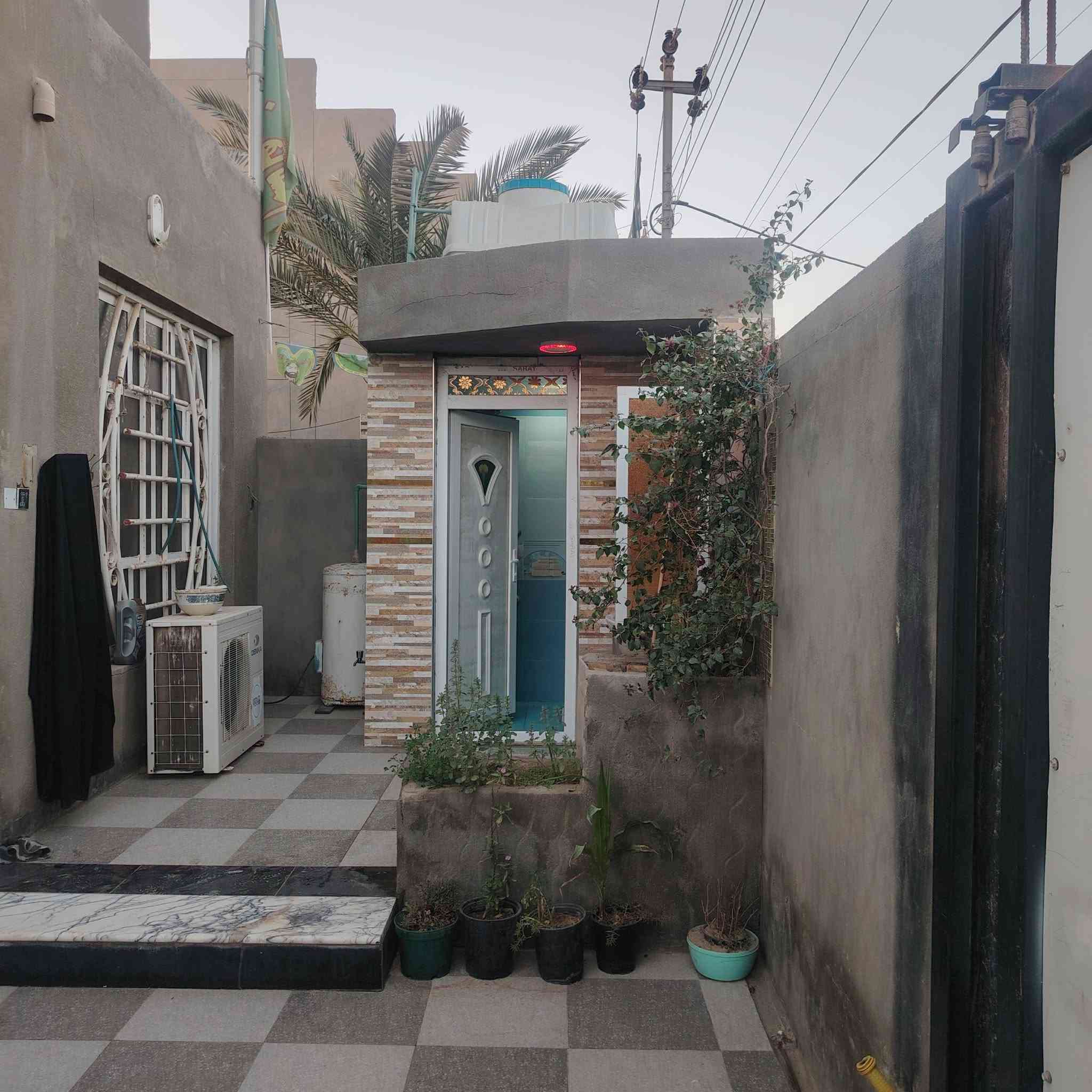 سلام عليكم
ع بركه الله 
للبيع بيت مساحه 220م بحي العسكري 
مطلوب اسكان 40 
الطابق لاول غرفه وصاله وهول
وبراني
والطابق الثاني 
غرفتين وصحيات
كدامه حديقه البيت كلش مرتب 
وموقعه حلو البيت لاستفسار مراسله الحساب او لاتصال علا رقم ***********

