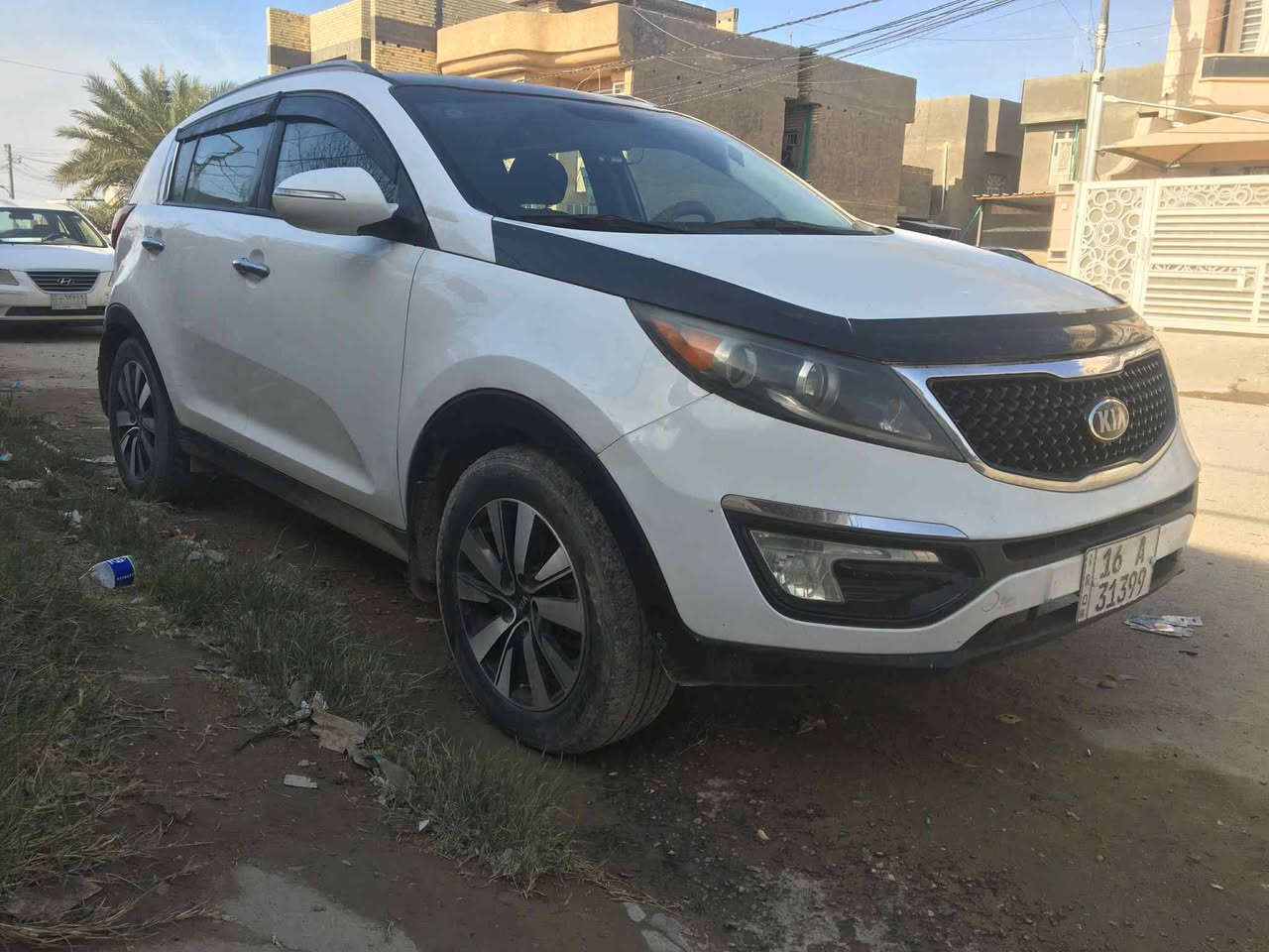السلام عليكم للبيع كيا سبورتج ٢٠١٣ امريكي حادثهه جاملغ خلفي وبيها مكانات  صبغ مكينه ٢٤٠٠ جديدة تبريد حدادية جاهزة السيارة رقم جديد بئسمي مواصفات عادية شاشة تحكمات اشاير بل مري سعر 102 وبها مجال قليل مكاني بغداد أو الإسكندرية ***********
