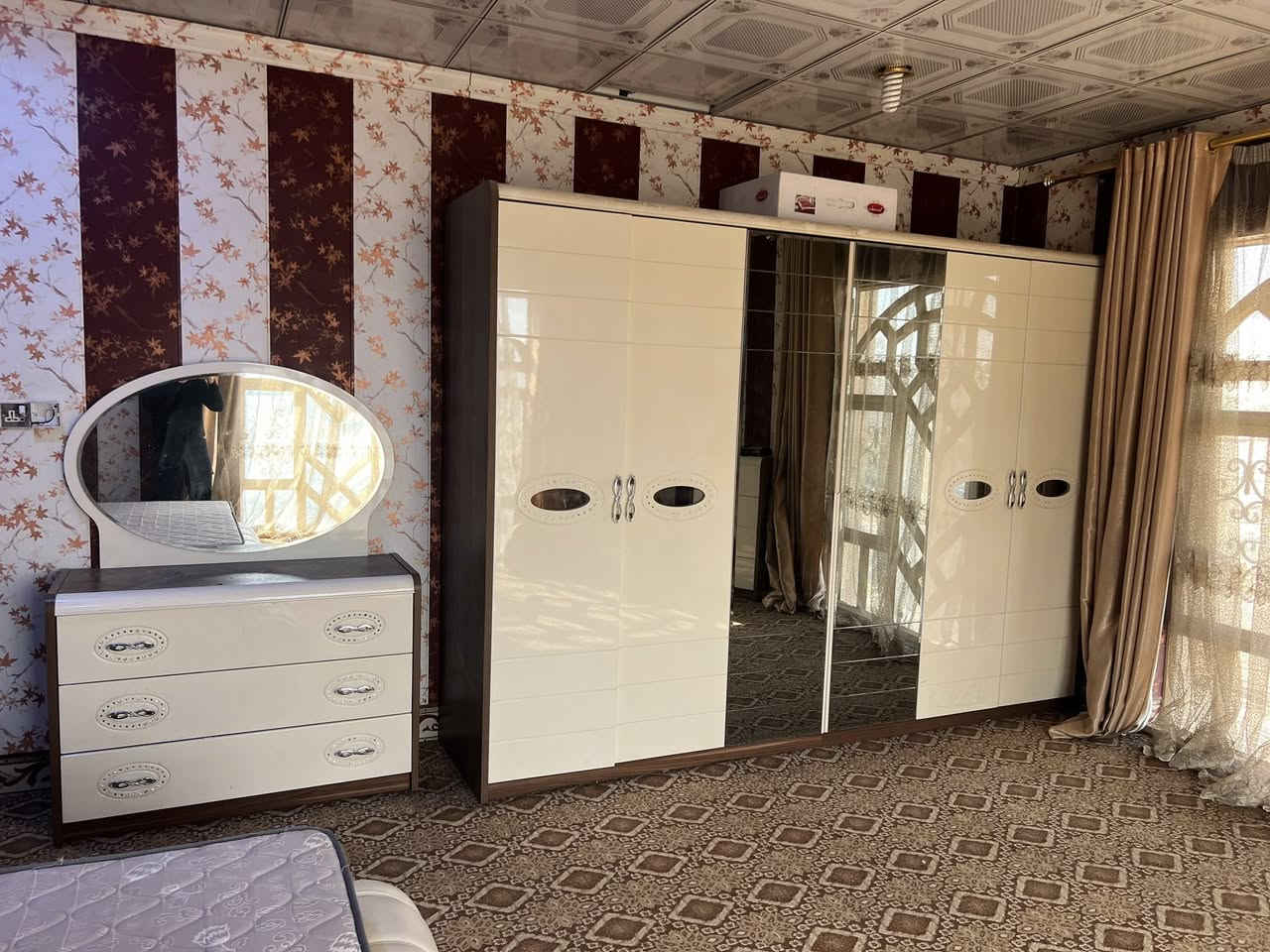 غرفة نوم مستعمله قليل نظيفة  غرفه مكونه من 10 قطع  السعر 1,750  العنوان النجف  ***********
