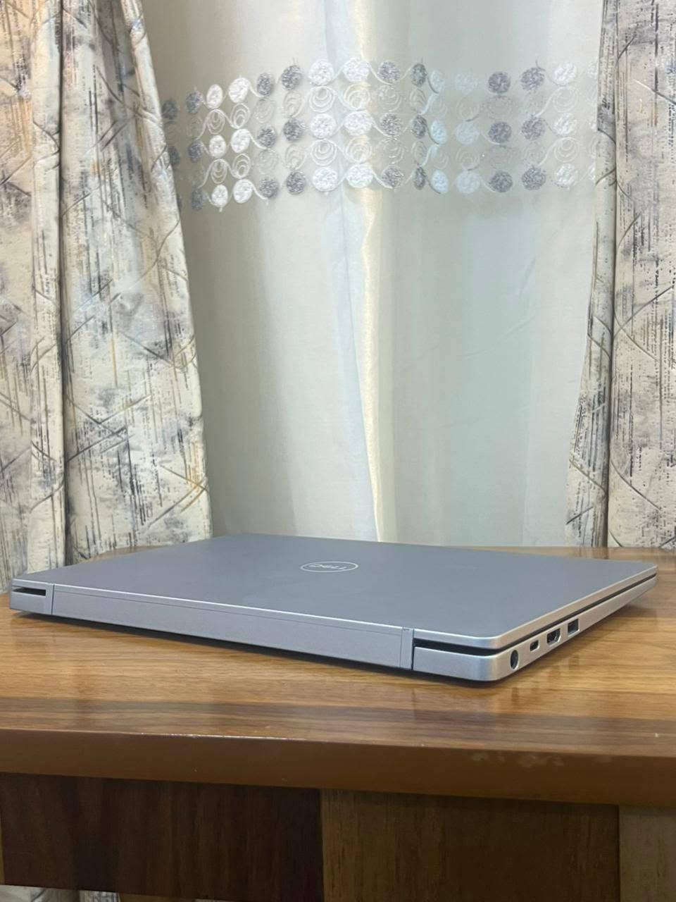 السلام عليكم لابتوب DELL جيل حديث ولون سلڤر للبيع .

اللابتوب جدا نضيف وادائة قوي ومواصفاته جدا عالية يفيد الي عنده دراسة او العاب او تصميم او غيرها من الاستعمالات.
المواصفات :
المعالج intel cori 5
الجيل : الثامن
كرت الشاشة : intel UHD GRAPHICS 
الرام : 8GB DDR4 
الذاكرة ( الهارد ) : SSD 256GB  M.2 ارقى نوعية ب الهاردات 
الشاشة : حجم 14.3 حوافها جدا ناعمه دقتها  تشغل 4K ضد التوهج ips فدشي مرتب .

المميزات:
لون سلڤر من الخارج والداخل 
كيبورد ضوئي ليزري
الشاشة حجم 14.3 بحواف ناعمه جدا.
اللابتوب نضافته كلش حلوه ماصارلي فتره من ماخذه .
منصب عليه وندوز 10 برو مفعل مدى الحياة.
منصب عليه اوفس مفعل مدى الحياة .
كيبورد عربي انكليزي ليزري ضوئي.
كامرة امامية جدا واضحه.
غالق كامرة سلايد.
سماعات ستيريو .
بطارية اللابتوب ليثيوم تطول وياك بالاستعمال المكثف اقل شي 5 ساعات
المنافذ :
منفذ الشحن
منفذ التايب سي للبيانات وللشحن
منفذ HDMI
منافذ USB ومنفذ Aux

الملحقات :
ملحقاتها كله كاملة وجديدة غير مستخدمة لان ماصارلي فترة بسيطة جدا من اخذته.
شاحنة اللابتوب اصلية مختومه من شركة DELL  .
جنطة اللابتوب ماركة اصلية وبعدهي جديدة مامستعمله ابدا .

اللابتوب كلش نضيف ومواصفاته قوية ومحترمه وتصميمه سوبر سلم ومرتب .
ومابي أي نقص كيبورد سماعات انترنت شاشة كامرة كله شغال وممتاز ومابي اي نقص من اي ناحية.

السعر : 295 الف وبي مجال قليل .
مكاني بغداد حي العامل 

*********** بي واتساب

(لابتوب DELL  لابتوبات للبيع مكاني بغداد حي العامل لا يوجد توصيل تجي تاخذة وتروح)
