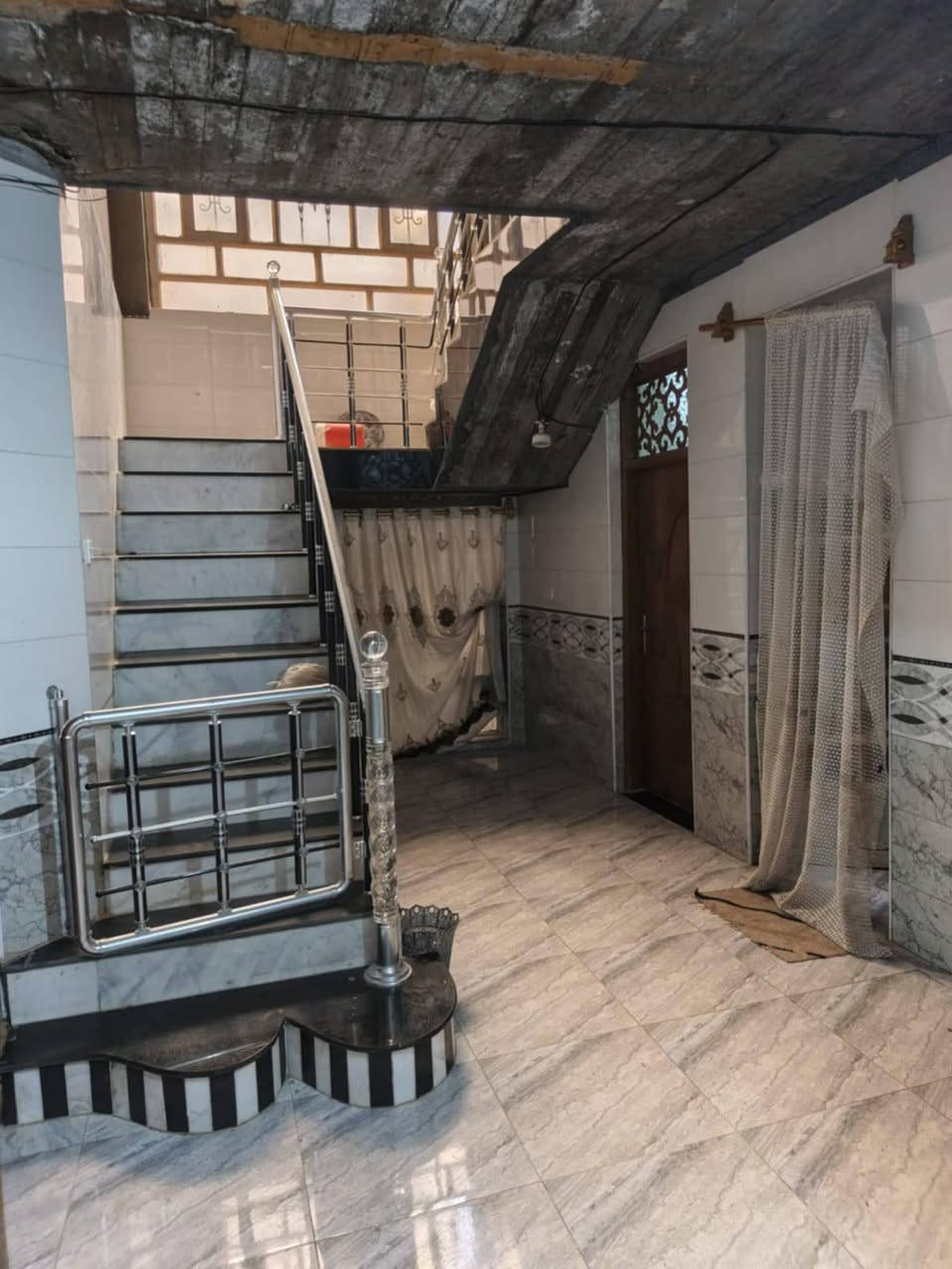 بيت للبيع في بابل نادر الثانية كراغول شارع الكبان مساحة ٢٠٠متر غرفتين نقص فقط السقوف رقم الموبايل ***********
