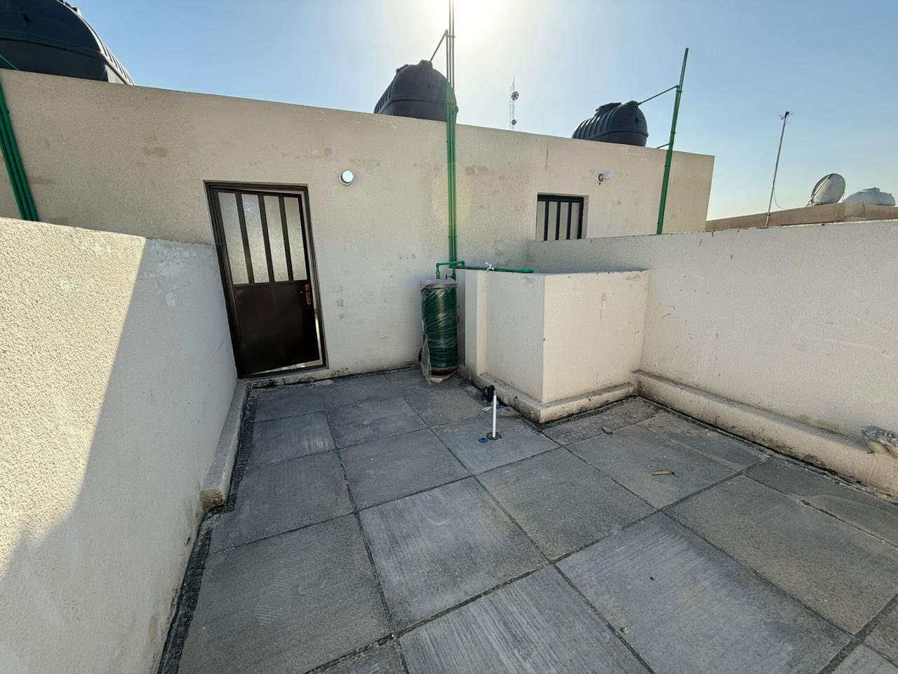 بيت للبيع مساحة 80 متر 
الطابق الأرضي 
خدمات خارجيه 
البيت مدخلين 
استقبال 
وصالة وحمام وغرفه نوم ومنور 
الطابق الأول 
غرفتين نوم وصالة وخدمات 
الطابق الثالث بيتونه وسطحين 
بيت جديد بناء سنة ٢٥ 
حي اور فلكة صباح الخياط 
قرب المركز الصحي لطب الأسنان في الشعب 
وقرب الملعب الخماسي 
السعر ٢٦٥
موبايل 
***********
