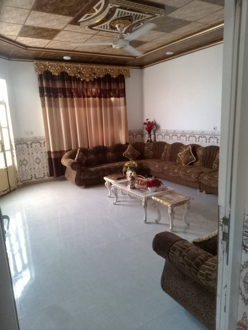 السلام عليكم بيت للبيع في منطقه القوسيات قرب المدرسه الصينيه المساحه 240 متر غرفتين هول إستقبال صحيات مطبخ حار بار كهرباء ماء كرت بلديه بيت جاهز الاتصال على الرقم (***********) (***********)
