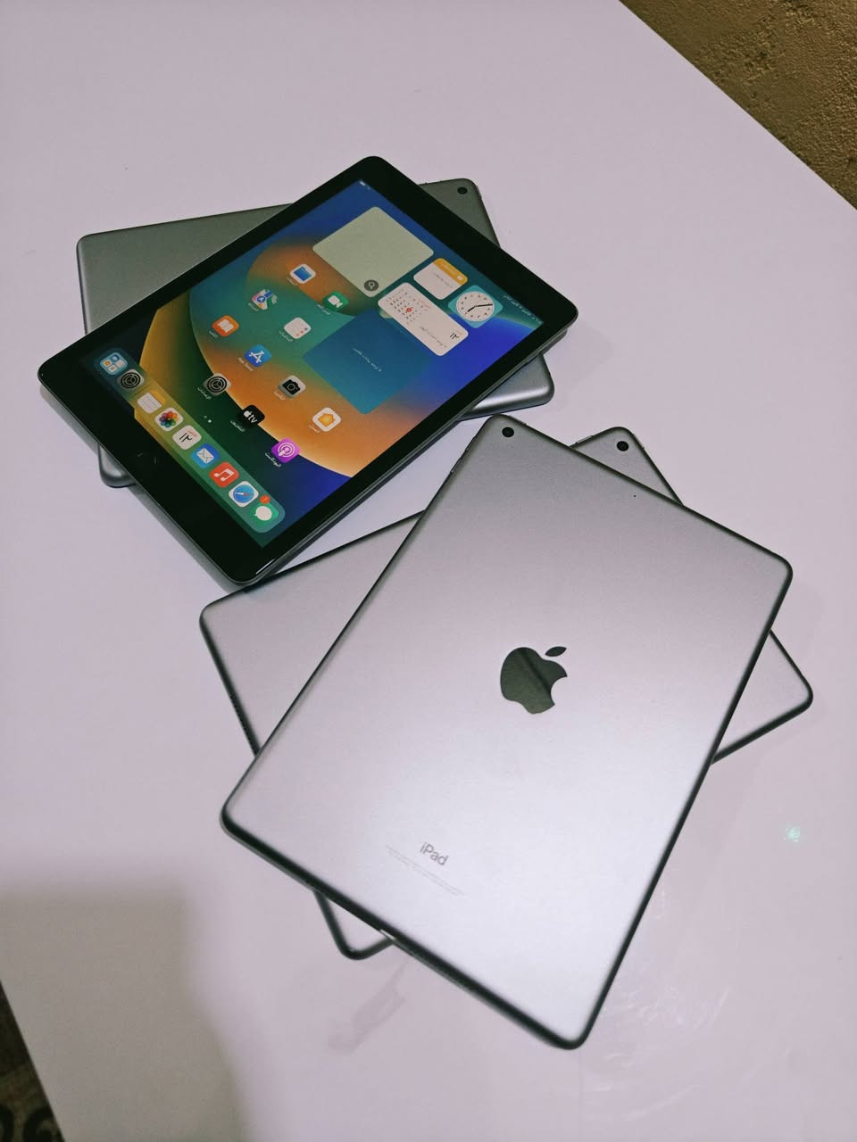 يا الله 
4 ايبادات بهذا الشكل نضافه 100% كلشي موضح بالفيديو
يحمل جميع التطبيقات ذواكر 32 
سعر الواحد 100 يوجد توصيل 
***********
