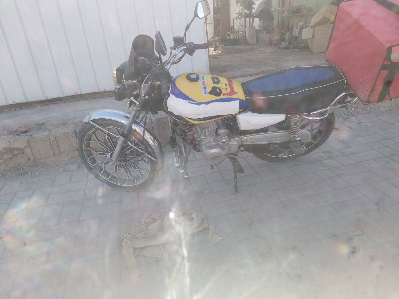 سلام عليكم دراجة يراني لبيع مكان رمادي لسعر خاص رقم الهاتف ***********
