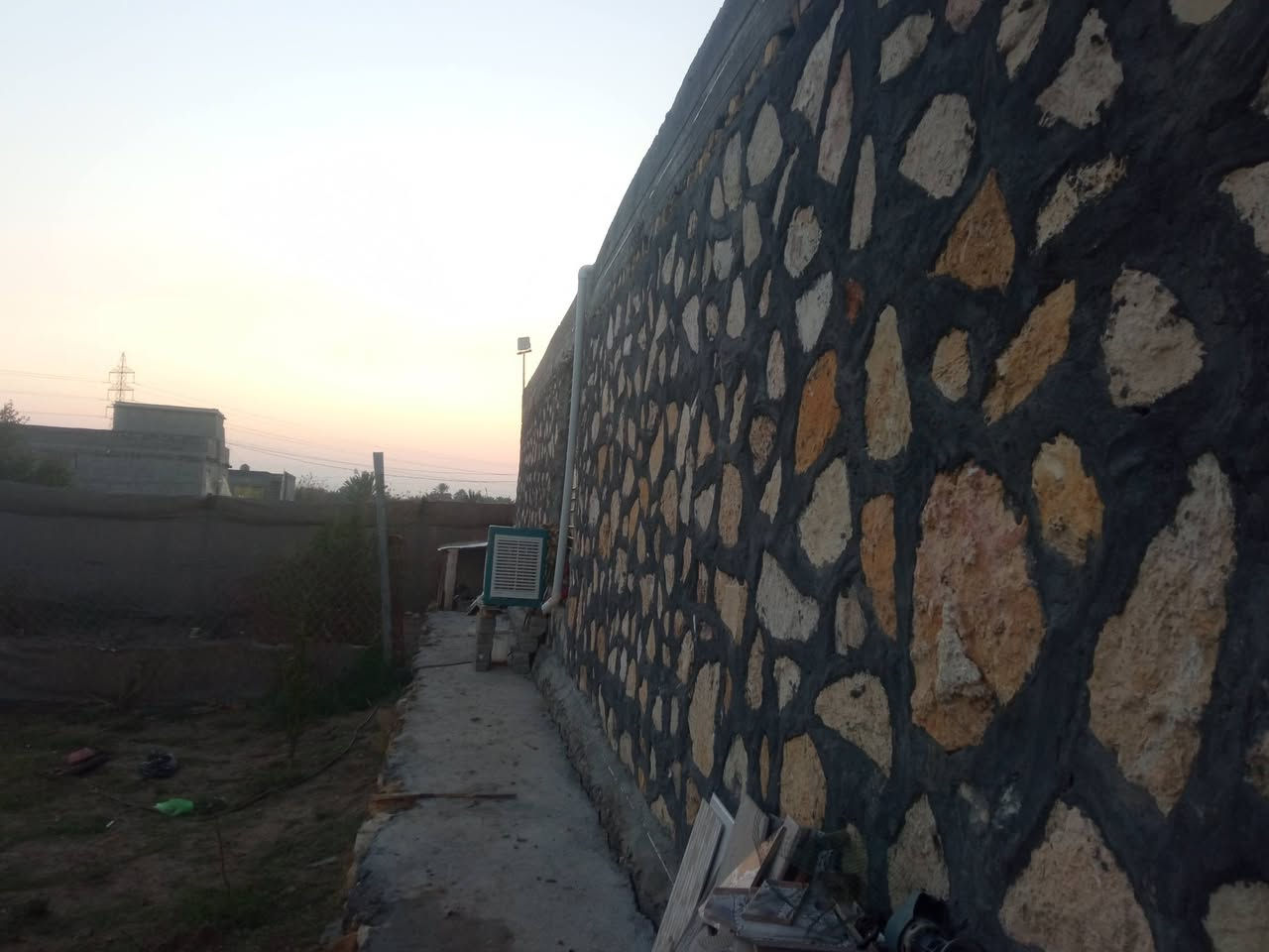 (سلام عليكم يعاد النشر بسبب الوعود الكاذبة أرض زراعيه مساحه ١٠١٢متر ضمن بيت ٢٤٠متر يحتوي البيت على (استقبال -مطبخ -هول -مصلى-غرفتين-مجمع صحيات ٢) مكان حله قرب الساده البو خطه كاع البو رشيد (خدمات كافه كهرباء -ماء -فول ). الاستفسار اكثر ) اثير (***********)_‏ اسيا(‪0772 508 4994‬‏)
