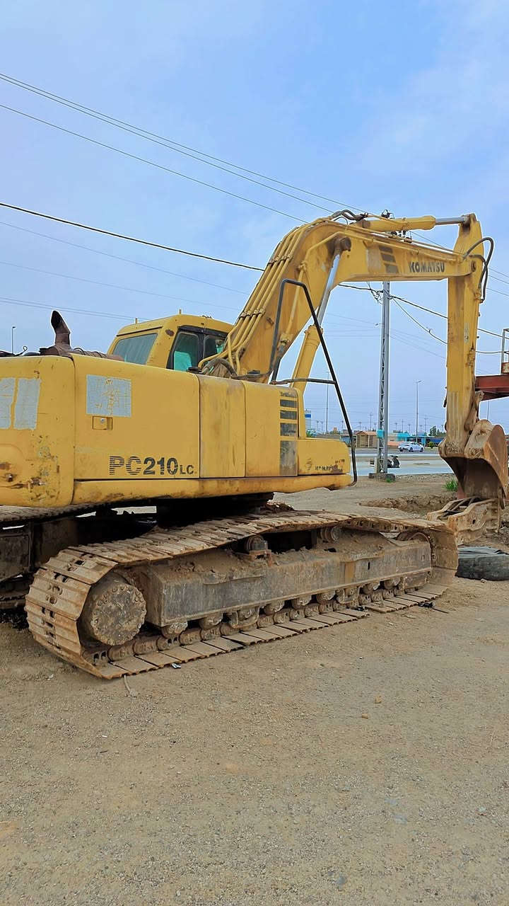 السلام عليكم
لبيع حفاره كوماكسو 
حجم ٢١٠
موديل ٢٠٠٠
نوع بطه
جك+ كيله كري
حفاره بلاديه ونظيفه وجاهزه لعمل بدون اي ملاحظه 
سعر ٢٨٥ ورقه
شراي يتصل ويدلل
***********
