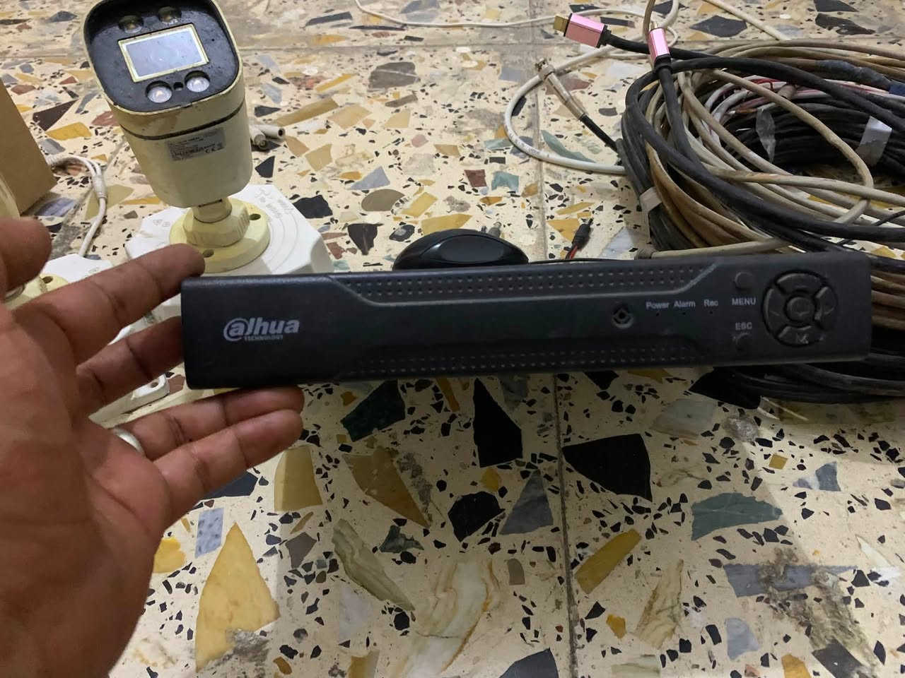 كامرات عدد 3 +بطاريه +ويارات مع فيش مع ديفيار مع موس مع شاشه كل هي المجموعه دهوه مع شاشه العنوان دوره كراره ***********
