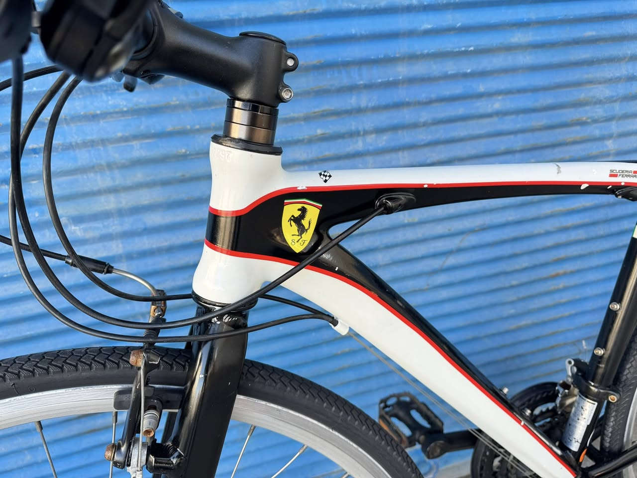 السلام عليكم خواتي رمضان كريم عليكم 
ان شاء الله 700 حجم 28 قياس M فريم 50 
ماركة سكوديريا فيراري (SCUDERIA FERRARI) 
غني عن التعريف صينع ايطالي معدنه فول المنيوم 
سستم شيمانوا التوس 3/8 بدلات شيمانوا مديل 2019 نظافة شوفت عينك  وعل وضع الشركة بلادي 
سعرهاا 240 الف وبي مجال اخواني عنوني موصل 
توصل *********** تتوفر خدمة توصيل جميع 
محافظات العراق وتحياتي
