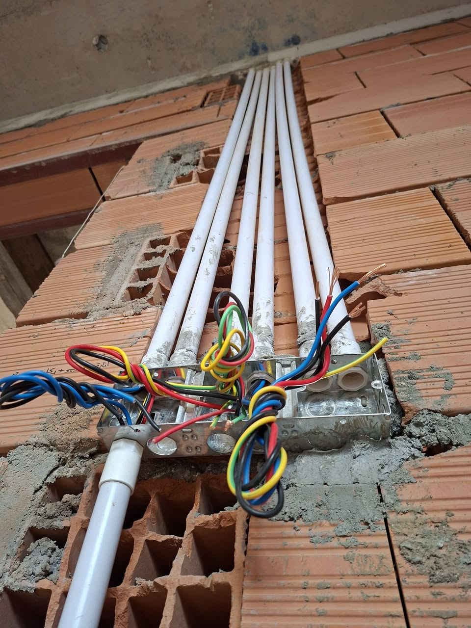 السلام عليكم . كهربائي متفرغ للعمل باسعار مناسبة و بجودة عالية 

للاستفسار ***********
