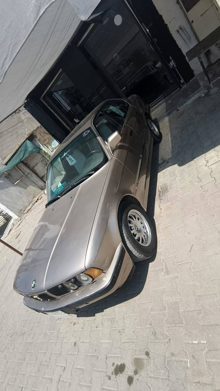 السلام عليكم بي ام للبيع محرك 20 كير محرك شرط، تخم تاير جديده تخم ويل جديد منضومه زينون جديد كير كبس محرك شرط رقم الماني صاقطه بل لفين و عشرين بس صدره ضعيف سياره جاهزه السياره كير عادي السعر 43 وبيه مجال الشراي يتصل ومراوس ترهم ***********
