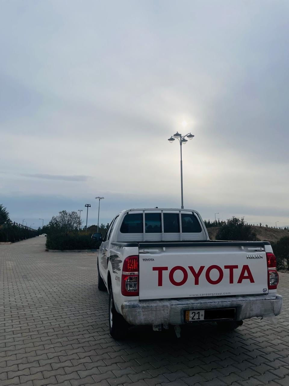 تيوتاهايلوكس 2012 مكفولة 
ماشي 150 الف و مكفولة 
گيرو محرك مامفتوح 
بدون صبغ وبدون ضربة و بدون تبديل 
گيرعادي و رقم سليمانية 
مكان سيارة بل سليمانية 
سنوي جديدة اله 2029
تخم تايرات جديد 
سيارة مابيها مصرف كلها بلادي 
***********
