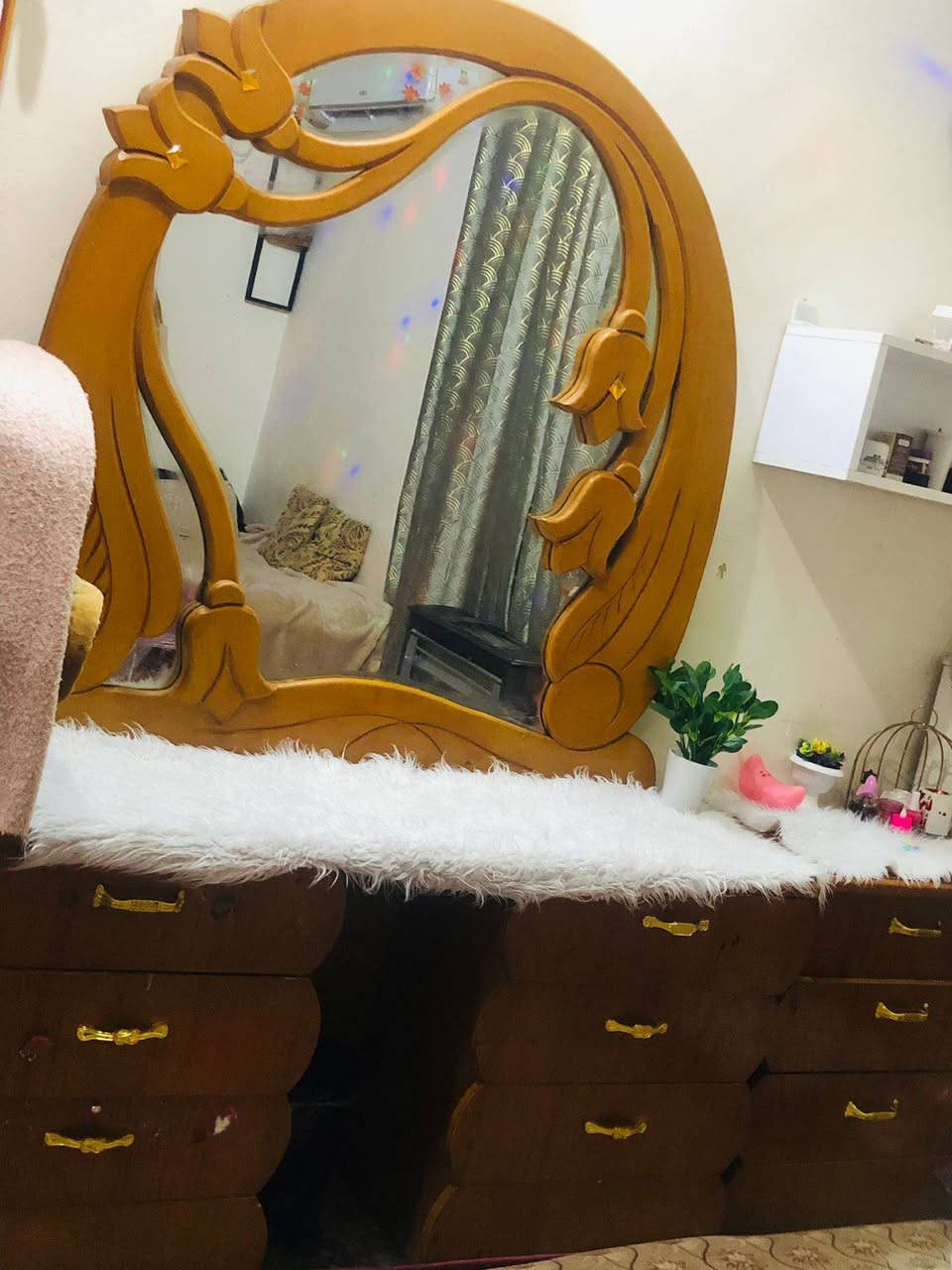 السلام عليكم غرفه اخشاب للبيع
السعر 400 وبيها مجال ***********
