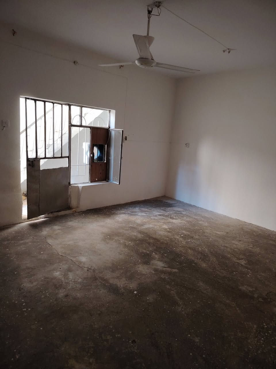 ياالله بيت للأيجار يتكون من غرفة وهول استقبال مطبخ مجموعة صحيات العنوان خلف ملاعب باب السور للتواصل ***********
