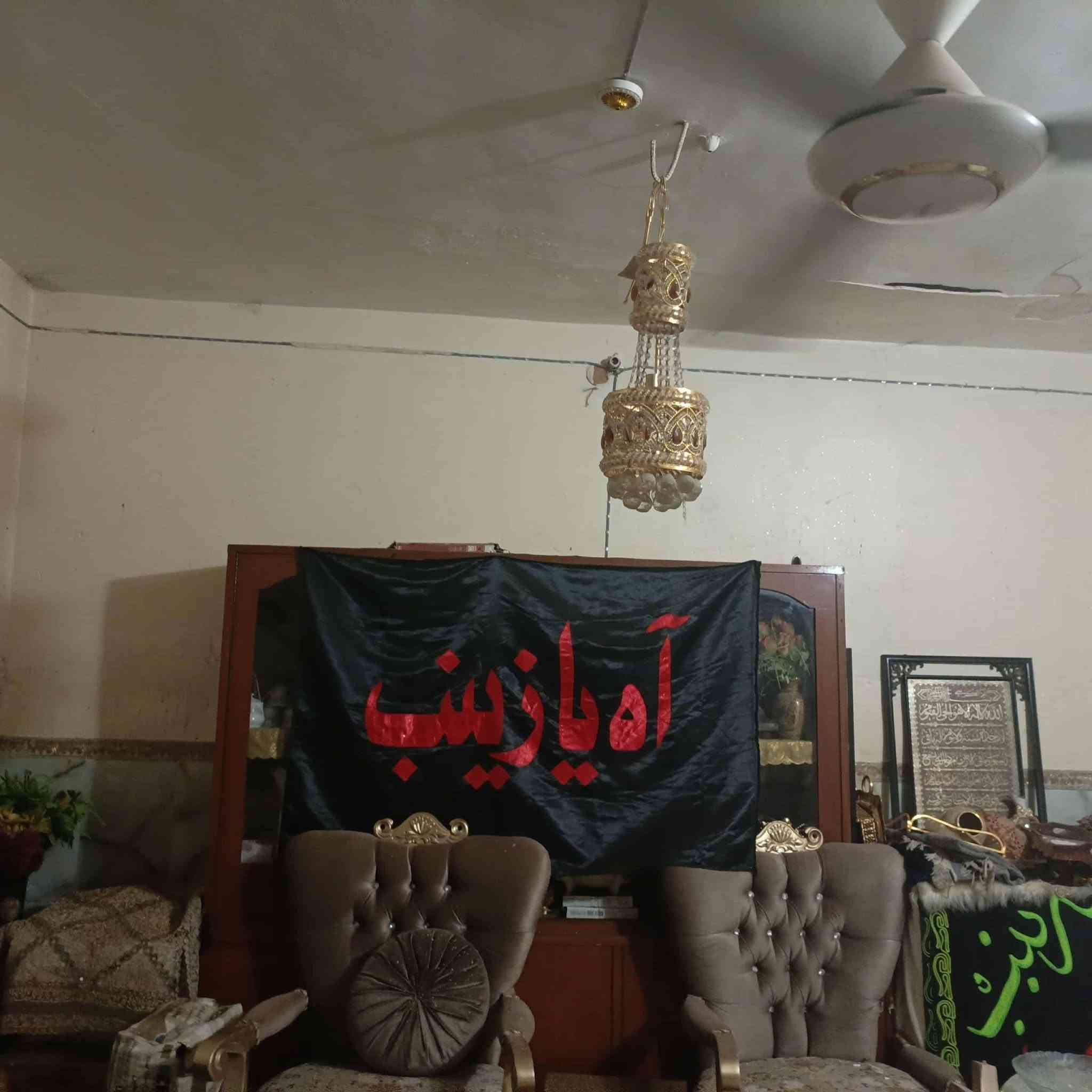 سلام عليكم عندي بيت بحي العامل المنطقه الاخيره يم المول مرتب يتكون من غرفتين وصاله ومطبخ واستقبال وبي وطارمه وجبيره بيه حديقه والبيت كله سيراميك مرتب كله نضيف وكهرباء ومجاري جديده التفاصيل أكثر هاذه رقمي *********** ب160 وبي مجال 200 متر طابق واحد
